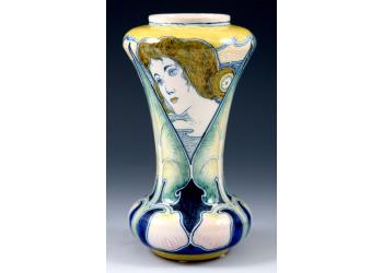 Vaso con volti femminili e motivi vegetali Vaso con volti femminili e motivi vegetali